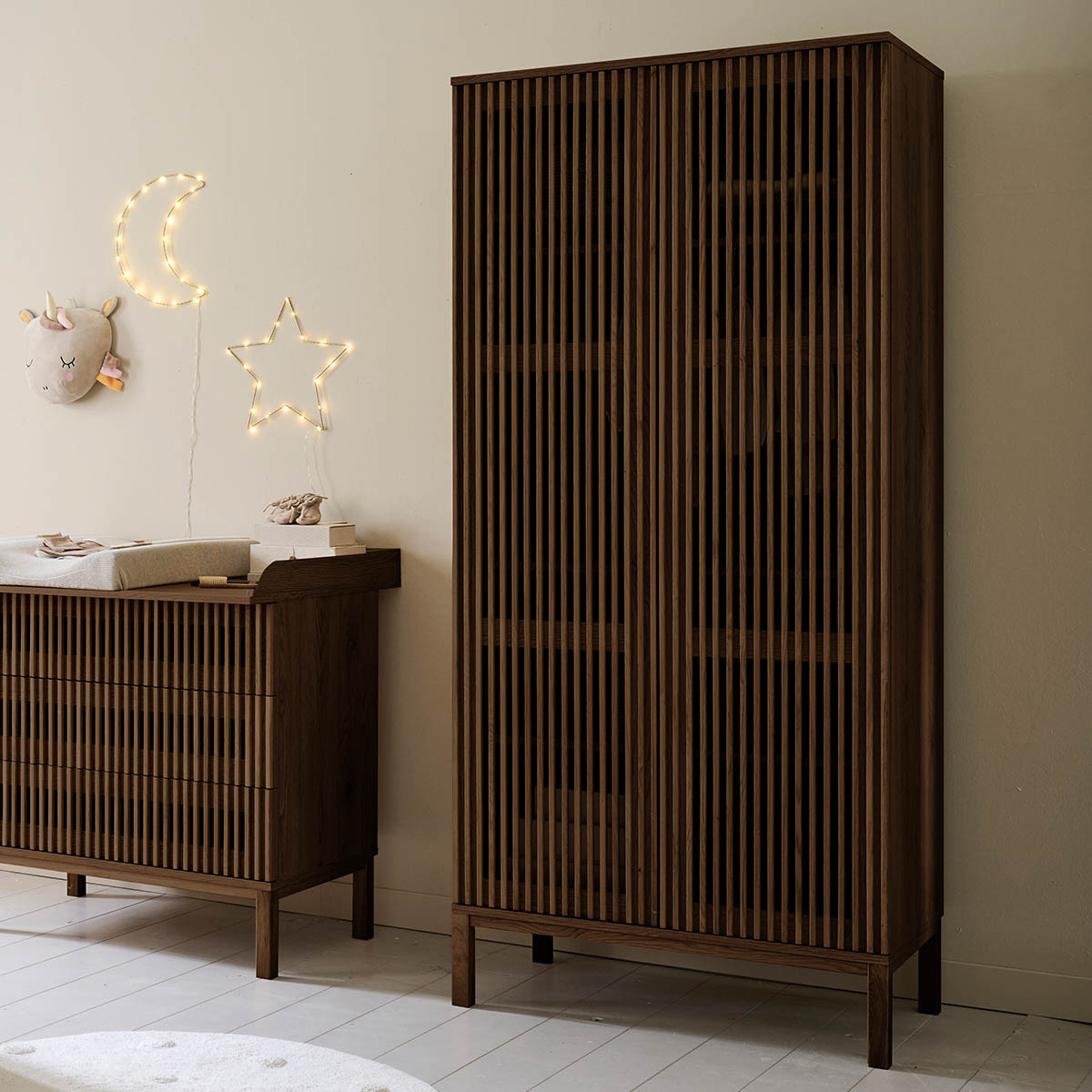 Kleiderschrank aus Holz «Japandi» in Wenge ✔️ Petite Amélie
