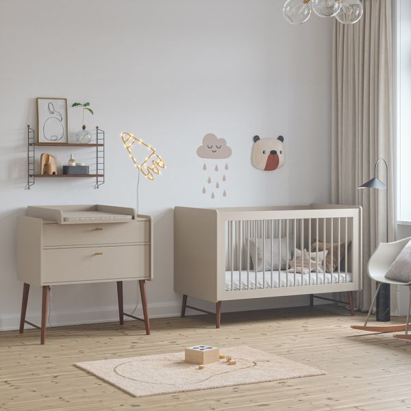 Babybett mit Wickelkommode aus Holz in Greige von Petite Amélie