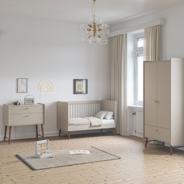 Babyzimmer 3 Teilig mit Babybett, Wickelkommode und Kleiderschrank aus Holz in Greige von Petite Amélie