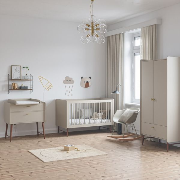 Babyzimmer 3 Teilig mit Babybett, Wickelkommode und Kleiderschrank aus Holz in Greige von Petite Amélie