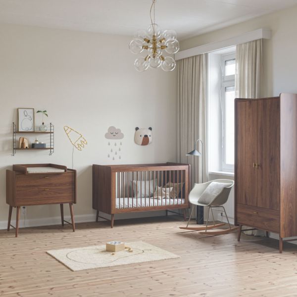 BABYZIMMER «ROSEAU» 3-TEILIG | MITWACHSENDES BABYBETT, KOMMODE UND KLEIDERSCHRANK | WALNUSS