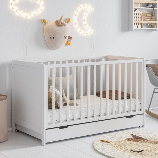 Babybett aus Holz mitwachsend in Weiß 70x140 von Petite Amélie