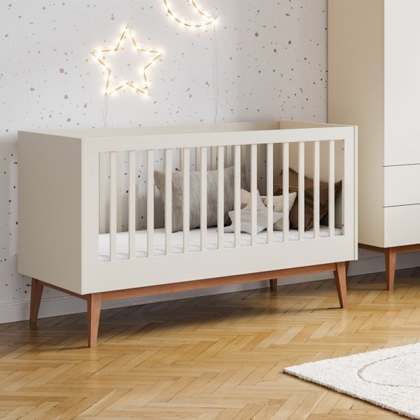 Babybett mitwachsend aus Holz in der Farbe Greige aus der Amande Kollektion von Petite Amélie