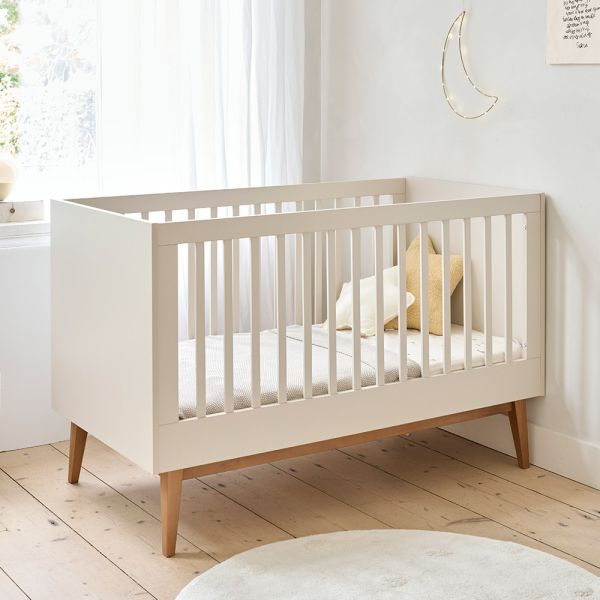 Babybett mitwachsend aus Holz in der Farbe Greige aus der Amande Kollektion von Petite Amélie