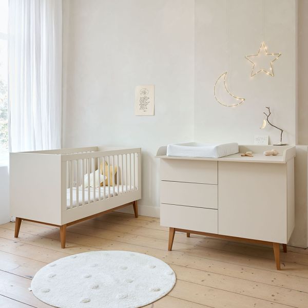 2-TEILIGES BABYZIMMER SET «AMANDE» | MITWACHSENDES BABYBETT UND KOMMODE | GREIGE