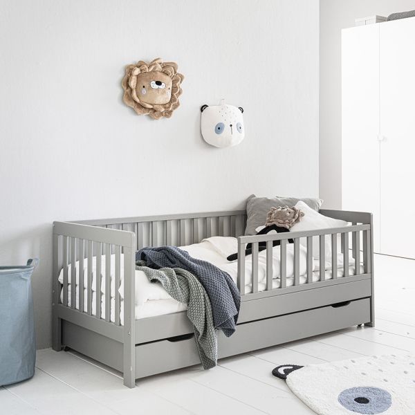 Kleinkindbett Plume in grau mit Rausfallschutz von Petite Amélie 
