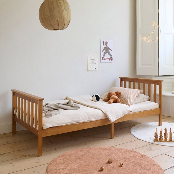 Kinderbett 90x200 aus Holz Modell Milo in Walnuss von Petite Amélie