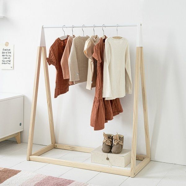 Kleiderständer fürs Kinderzimmer aus Holz von Petite Amélie