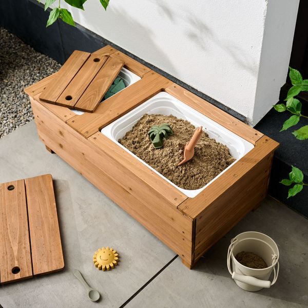 Kleiner Sandkasten mit Deckel und Wasserspielfunktion von Petite Amélie