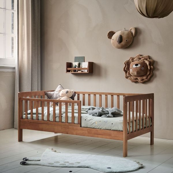 kleinkinderbett mit rausfallschutz 70x140 walnussfarben Petite Amélie
