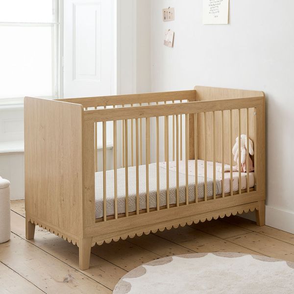 Mitwachsendes Babybett Holz 70x140 mit Rausfallschutz von Petite Amélie