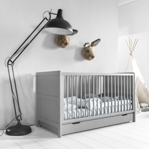 Graues Babybett 140x70 von Petite Amélie
