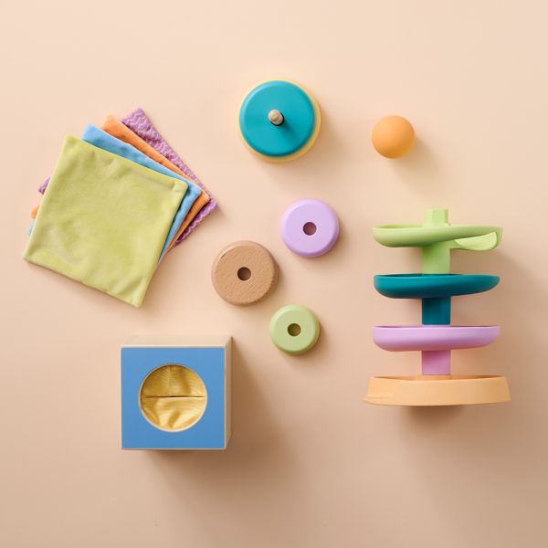 Montessori Box für Babys ab 10 Monaten mit Stapelturm und Kugelbahn von Petite Amélie