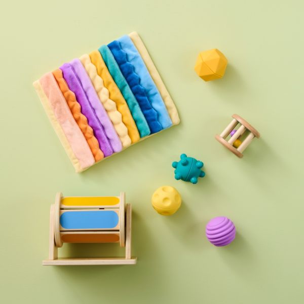 Montessori Box für Babys ab 4 Monaten mit Sensorikspielzeug und Rassel von Petite Amélie