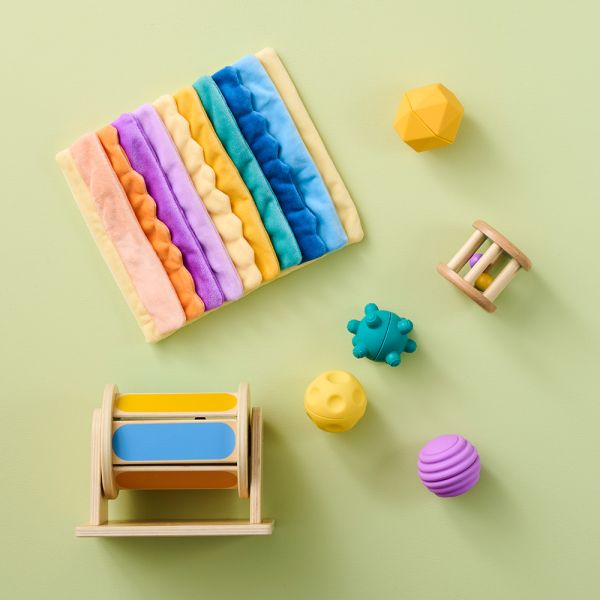 Montessori Box für Babys ab 4 Monaten mit Sensorikspielzeug und Rassel von Petite Amélie