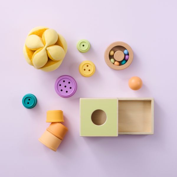 Montessori Box für Babys ab 7 Monaten mit Stapelbechern und Greifball von Petite Amélie