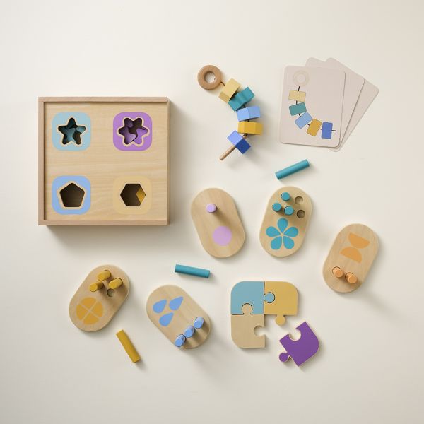 Montessori Box für Kleinkinder 19–21 Monate mit Steckspiel und Puzzle aus Holz von Petite Amélie