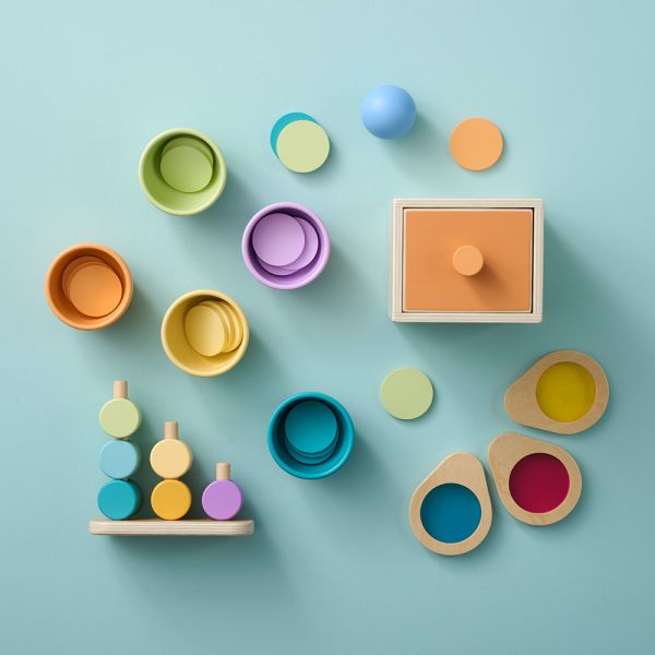 Montessori Box für Kleinkinder ab 13 Monaten mit Sortierspiel und Stapelturm von Petite Amélie