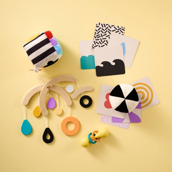 Montessori Box für Neugeborene mit Babyspielzeug und Kontrastkarten von Petite Amélie