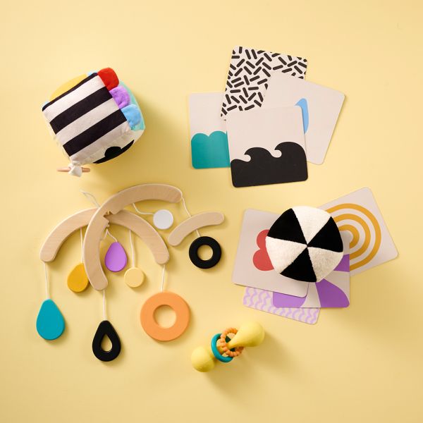 Montessori Box für Neugeborene mit Babyspielzeug und Kontrastkarten von Petite Amélie