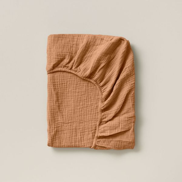 Musselin Stoff Spannbettlaken 90x200 cm in Tan aus organischer Baumwolle von Petite Amélie 