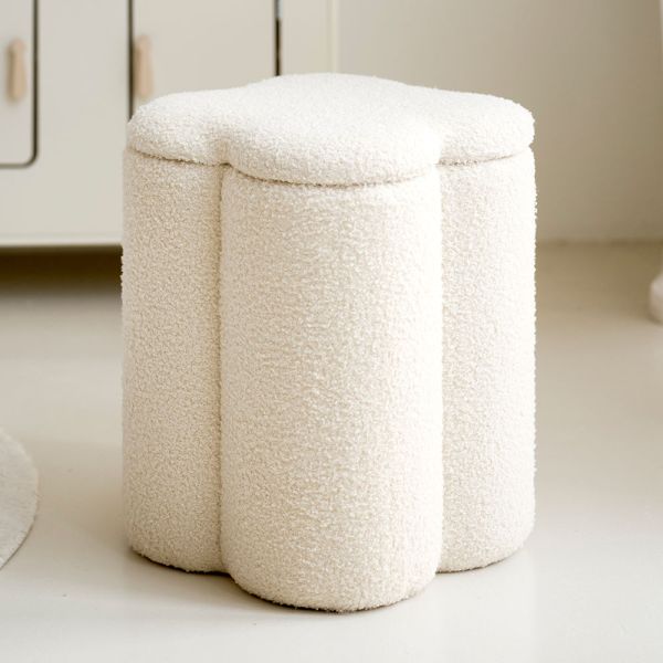 Sitzhocker mit Stauraum aus Teddy Stoff Modell Fleur in Beige von Petite Amélie