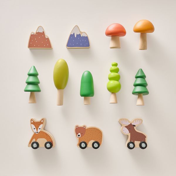 Zubehör für Holzeisenbahn mit Bergen und Tierfiguren aus Holz von Petite Amélie