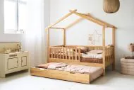 Ausziehbetten in natürlichem Holzdesign mit den Maßen 80x160 von Petite Amélie