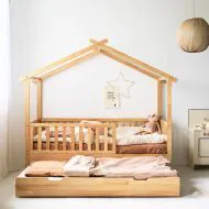 Ausziehbett aus Holz in Naturfarbe mit Abmessungen 80x160 von Petite Amélie