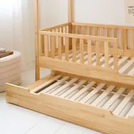 Kinderbett als Ausziehbett in hellem Naturholz 80x160 von Petite Amélie