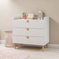 Babyzimmer komplett mit Mitwachsendes Babybett, Kleiderschrank und Kommode in Weiss von Petite Amélie