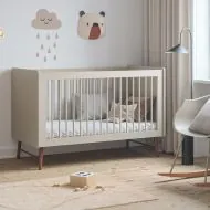 Babyzimmer Set mit Babybett und Wickelkommode aus Holz in Greige von Petite Amélie