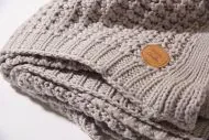 Nahaufnahme gehäkelte babydecke in taupe