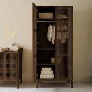 ドラミ様今期ブラウン36 Kleiderschrank aus Holz «Japandi» in Wenge ✔️ Petite Amélie