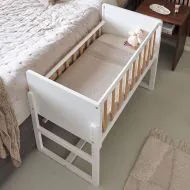 Beistellbett höhenverstellbar aus Holz in Weiss und Natur von Petite Amélie