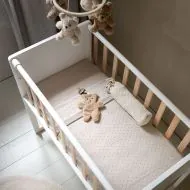 Höhenverstellbares Beistellbett in Weiß und Natur aus der Nuage-Kollektion von Petite Amélie