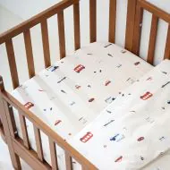 Bettwäsche für Kinder 140x200 cm in Beige mit Fahrzeugmuster von Petite Amélie  
