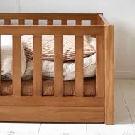 Bodenbett mit Rausfallschutz in Walnuss 70x140 cm aus der Nid Kollektion von Petite Amélie