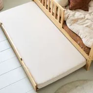 Ausziehbett für das Kinderzimmer in natürlichem Holzton 80x160 von Petite Amélie