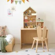 Kinderstuhl aus Holz in Natur mit niedlichen Hasenohren von Petite Amélie