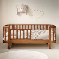 Kleinkinderbett aus Holz in Walnuss mit runde form von Petite Amélie