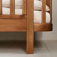 Kleinkindbett aus walnuss holz von Petite Amélie