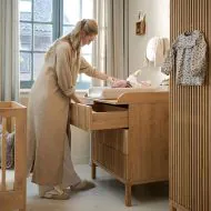 Japandi stil wickelkommode aus eiche holz in naturel von Petite Amélie