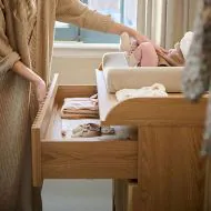 Kommode für babyzimmer holz in japandi stil aus eiche holz von Petite Amélie