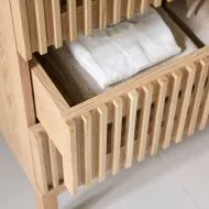 Kommode für baby aus holz in japandi stil von Petite Amélie