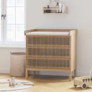 Kommode für babyzimmer holz in japandi stil aus eiche holz von Petite Amélie