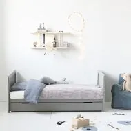 Mitwachsendes Babybett mit Matratze in Grau 140x70cm aus Holz für Babyzimmer von Petite Amélie