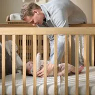 Natur-Babybett mitwachsendes aus holz in japandi stil von Petite Amélie