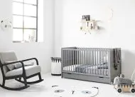 Mitwachsendes Babybett 140x70cm aus Holz in Grau mit Matratze von Petite Amélie