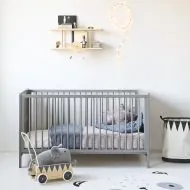 Babybett aus Holz in 140x70cm in Grau von Petite Amélie